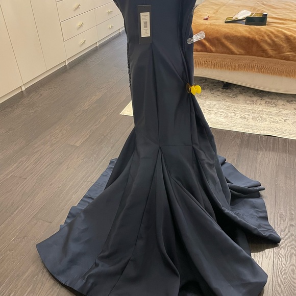 New evening gown with the sequins on the front, made by David Meister. Size 16. - Picture 3 of 11